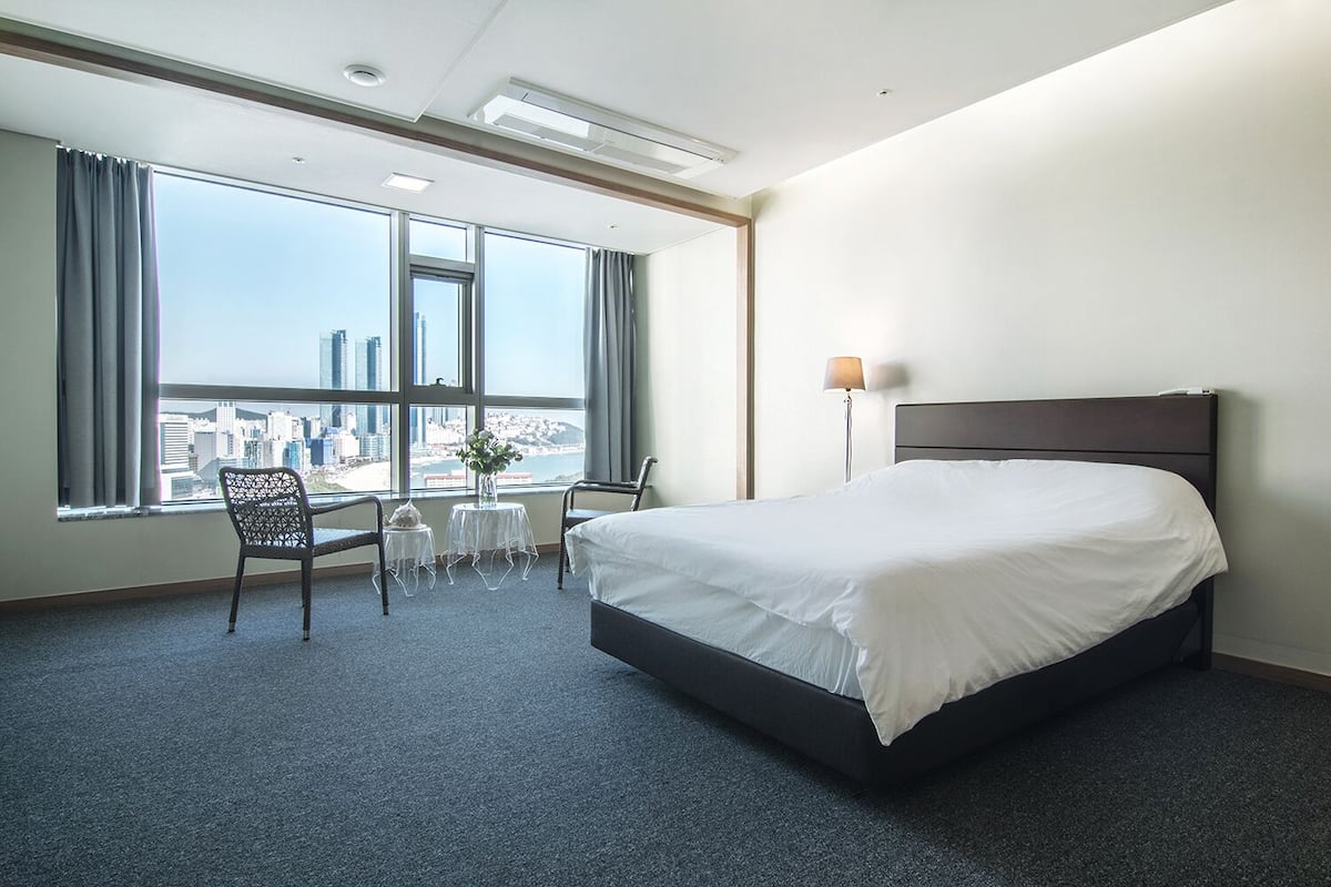 Habitación triple de lujo, 3 habitaciones, para no fumadores, vista al océano (19A Type) | Escritorio, espacio para trabajar con laptop y wifi gratis 