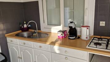 Réfrigérateur, micro-ondes, plaque de cuisson, cafetiÚre/bouilloire