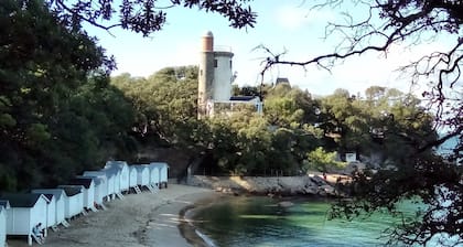 APARTMENT upstairs. - Patio 50m2 on private ground floor. 3 bedrooms, sleeps 4/5.