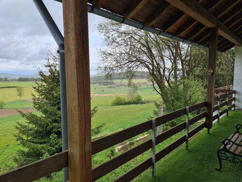 Unelma talo, josta on upeat näkymät laaksoon