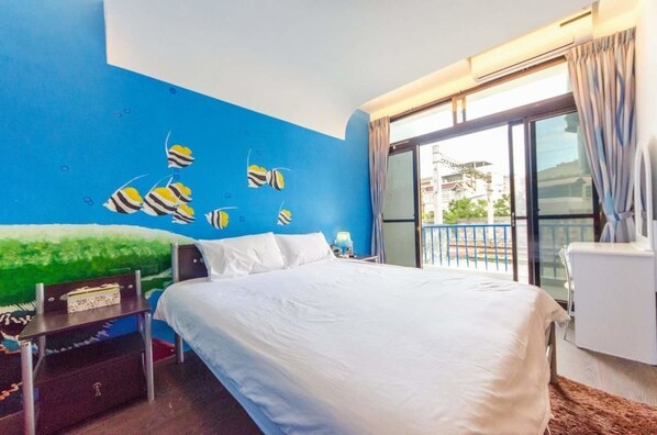 Desk, blackout curtains, soundproofing, free WiFi - Apple House (Hualien City)