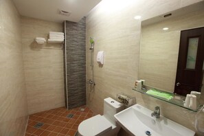 Quadruple Room | Bathroom | Shower, free toiletries, hair dryer, slippers - Apple House (Hualien City)