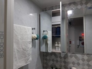 Shower, free toiletries, hair dryer, towels - Dadam House (Seoul)