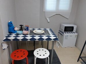 Fridge, microwave, cookware/dishes/utensils - Dadam House (Seoul)