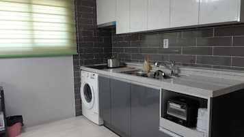 Signature Room | Private kitchen | Fridge, microwave, cookware/dishes/utensils