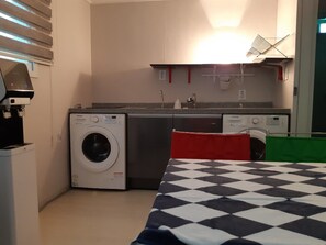Fridge, microwave, cookware/dishes/utensils - Dadam House (Seoul)