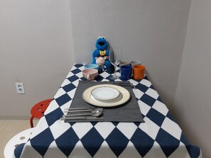 Fridge, microwave, cookware/dishes/utensils - Dadam House (Seoul)