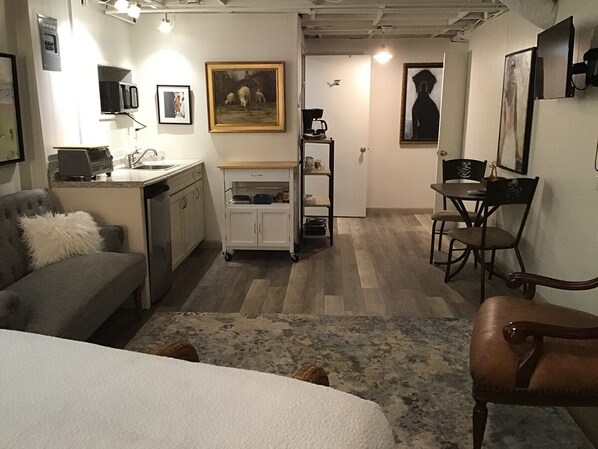 1 bedroom, WiFi, bed sheets - Weekend, Short, Long term lease available...charming cozy loft style studio. (Hendersonville)