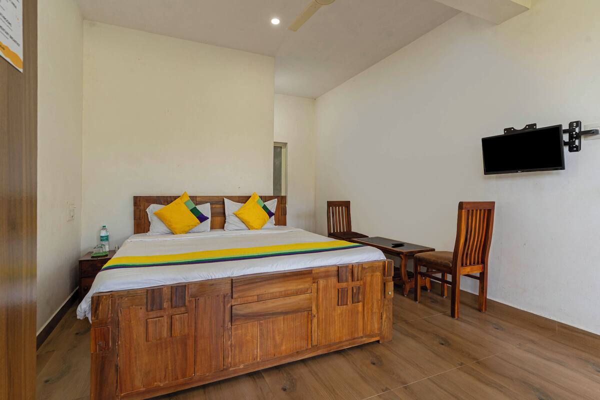 Standard Double Room | Desk, free WiFi, bed sheets