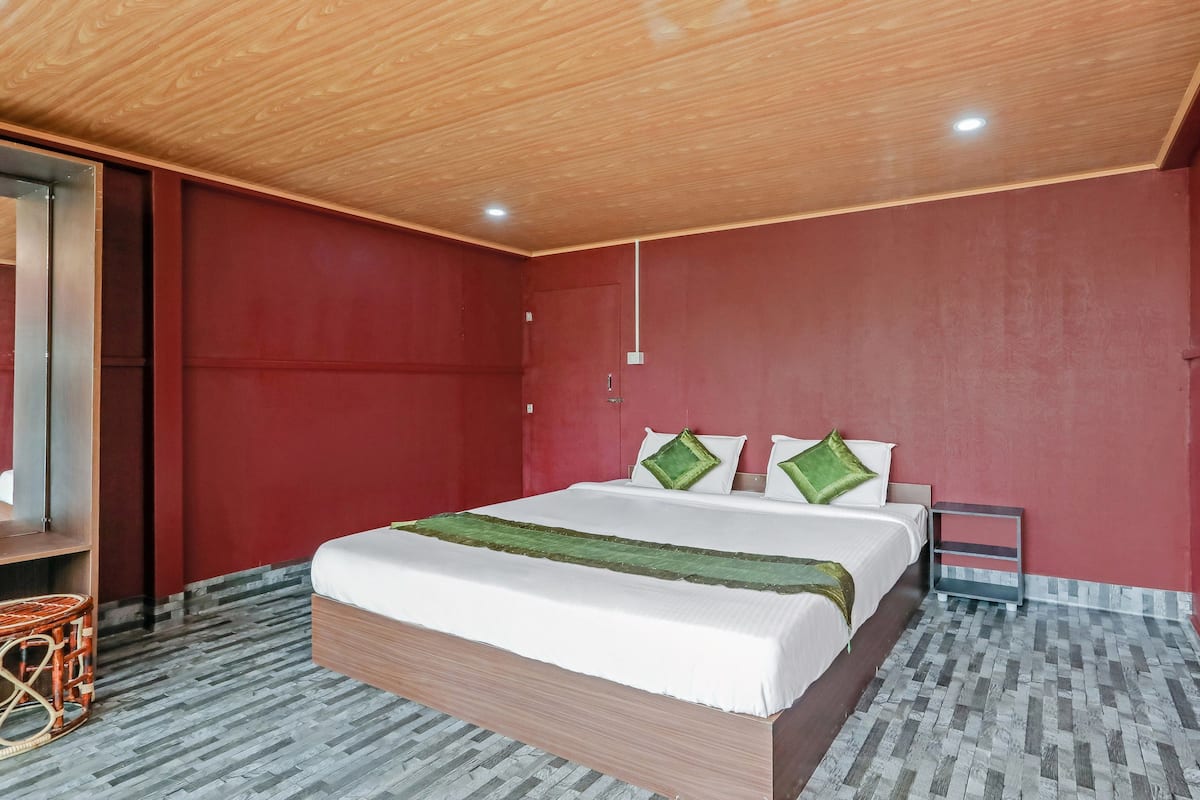 Desk, rollaway beds, free WiFi, bed sheets