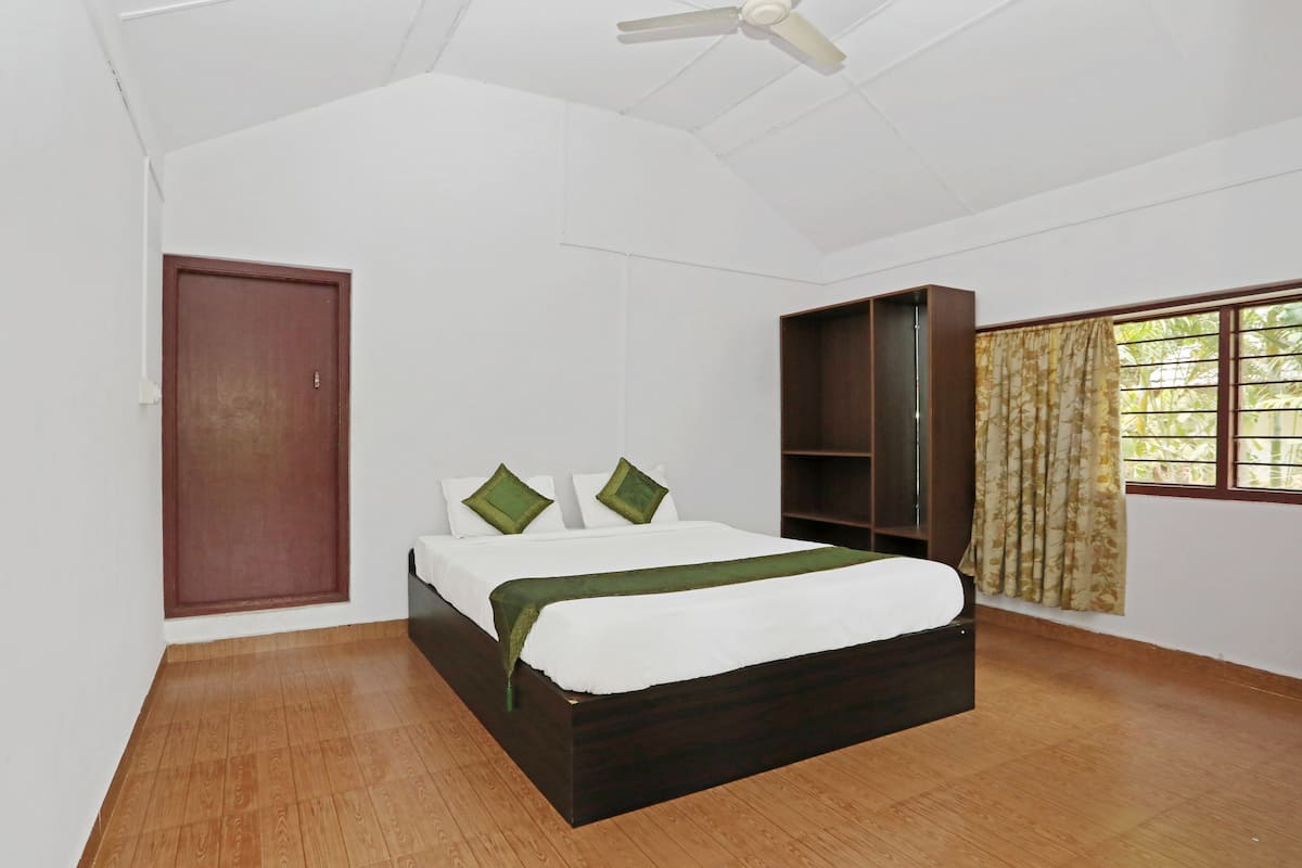 Desk, rollaway beds, free WiFi, bed sheets