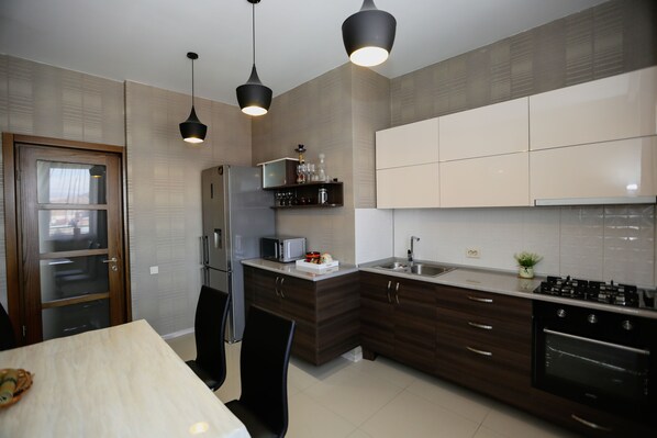 Appartement, 2 slaapkamers | Privékeuken | Een koelkast, een microgolfoven, een oven, een kookplaat