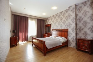 Appartement, 2 slaapkamers | Een bureau, verduisterende gordijnen, geluiddichte muren