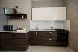 Appartement, 2 slaapkamers | Privékeuken | Een koelkast, een microgolfoven, een oven, een kookplaat