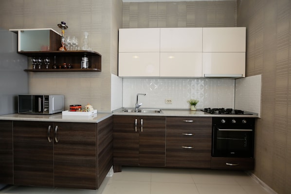 Appartement, 2 chambres | Cuisine privée | Réfrigérateur, micro-ondes, four, plaque de cuisson