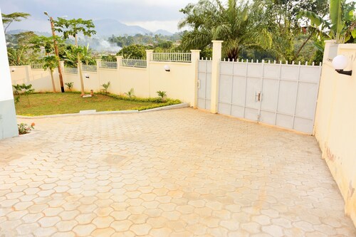 HERVORRAGENDE MÖBLIERTE VILLA NYOM 2 YAOUNDE