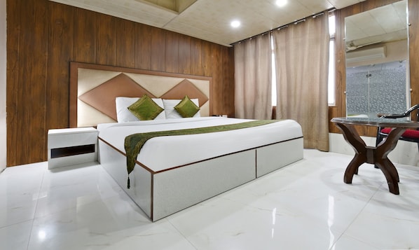 Standard Room, 1 King Bed, Non Smoking | Iron/ironing board, rollaway beds, free WiFi, bed sheets - Treebo Trend Glory Villa (New Delhi)