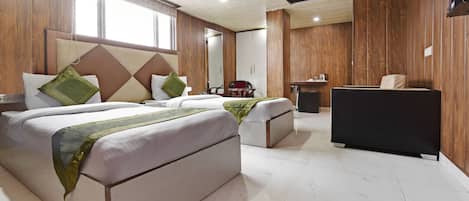 Standard Room, 1 King Bed, Non Smoking | Iron/ironing board, rollaway beds, free WiFi, bed sheets