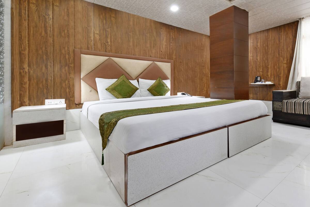 Standard Room, 1 King Bed, Non Smoking | Iron/ironing board (on request), rollaway beds (surcharge), WiFi (free)