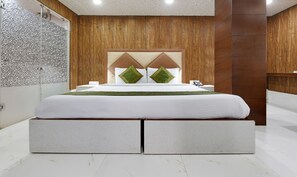 Standard Room, 1 King Bed, Non Smoking | Iron/ironing board, rollaway beds, free WiFi, bed sheets