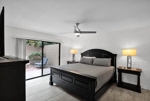 2 habitaciones, escritorio y tabla de planchar con plancha 