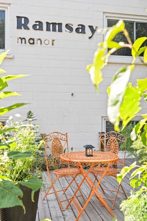 Outdoor dining - ☼ Bright 1 BR ☼ Near stampede/ DT/ concerts/ hockey games/ BMO /inglewood/ Zoo (Calgary)