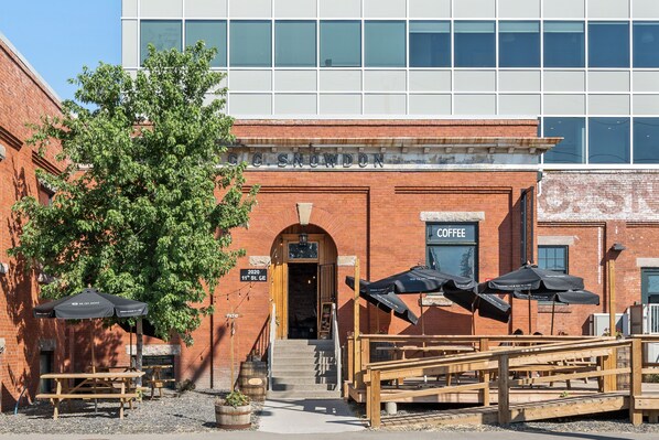 Exterior detail - ☼ Bright 1 BR ☼ Near stampede/ DT/ concerts/ hockey games/ BMO /inglewood/ Zoo (Calgary)