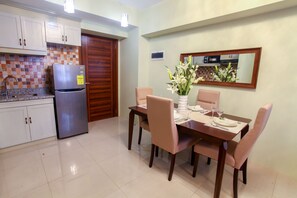 Dining - Luxury 2-bed 2-bath, central Cebu City, excellent views (Cebu City)