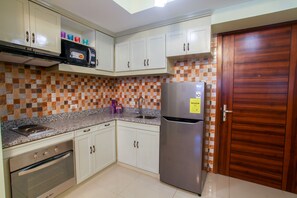 Køleskab, mikrobølgeovn, ovn, kogeplade