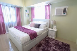 2 soveværelser, pengeskab på værelset, skrivebord, strygejern/strygebræt