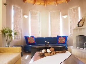 Villa | Living area | Smart TV, fireplace, ping pong - Niko's Art villa (Chania)