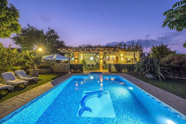 Outdoor pool, pool umbrellas, pool loungers - Niko's Art villa (Chania)