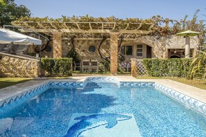 Outdoor pool, pool umbrellas, sun loungers