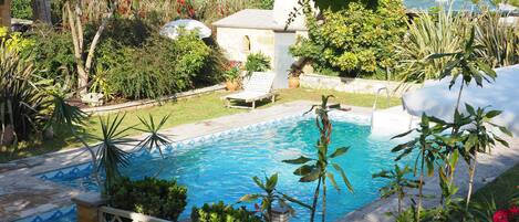 Udendørs pool, parasoller, liggestole