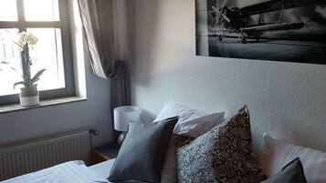 Doppelzimmer, eigenes Bad | Kostenlose Babybetten, Zustellbetten, kostenloses WLAN, Bettwäsche