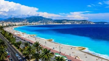 Playa en los alrededores y camastros