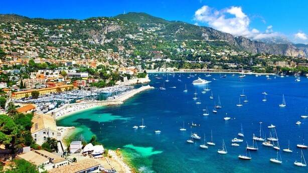 A coastal town with a marina filled with boats, a beach, and buildings along the waterfront. - Two-bedroom apartment in the heights of Nice: Small chalet with private garden. (Nice)