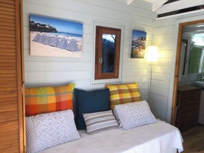 1 chambre, fer et planche à repasser, lit de bébé portatif