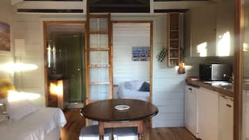 1 habitación, tabla de planchar con plancha y cuna de viaje