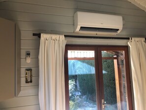 Interior - Two-bedroom apartment in the heights of Nice: Small chalet with private garden. (Nice)