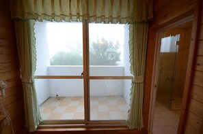 Desk, rollaway beds, free WiFi, bed sheets - Sea of Clouds Vacation Villa (Ren'ai)