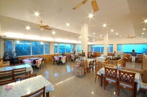 朝食 (ビュッフェ)、毎日提供 (無料)