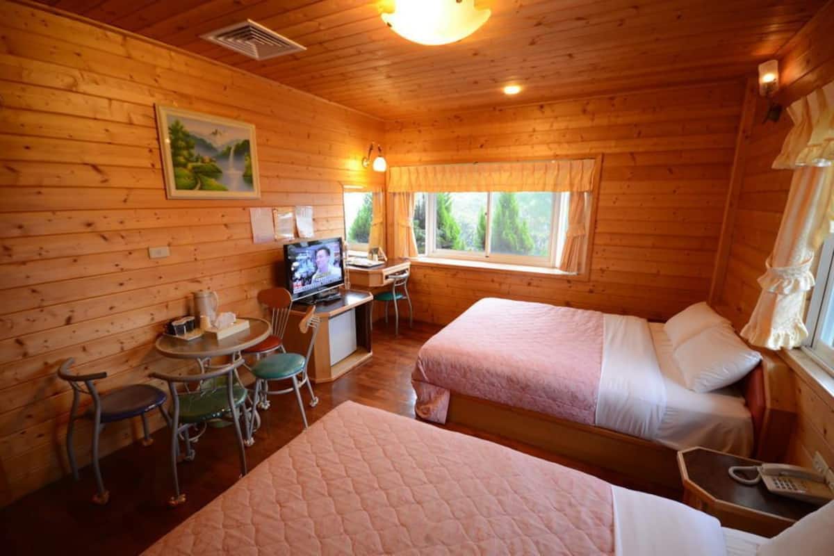 Habitación cuádruple estándar, 2 camas matrimoniales, para no fumadores | Escritorio, camas extra, wifi gratis y ropa de cama