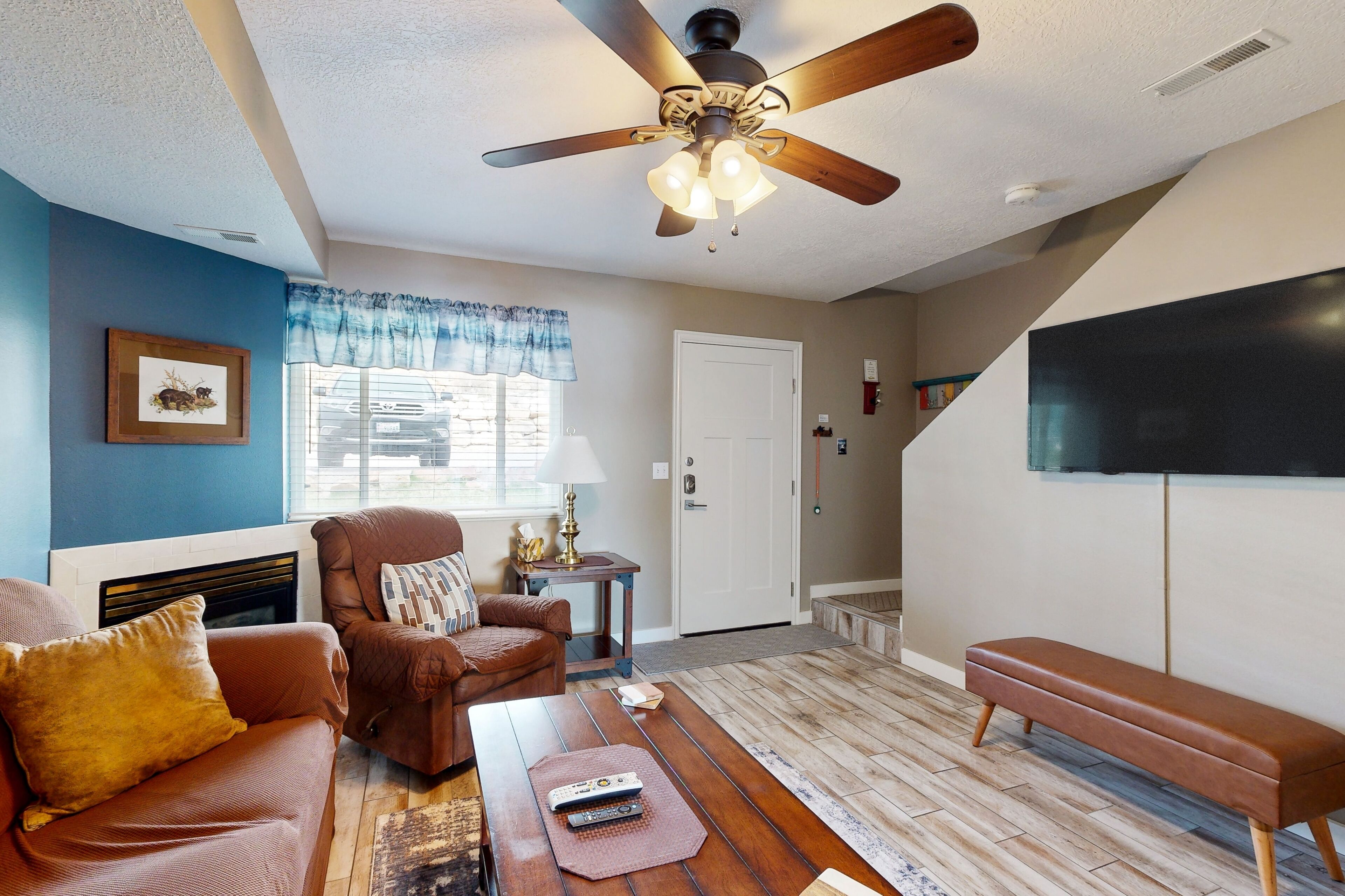 Lake view condo w/ patio, balcony & shared pool/hot tub/tennis