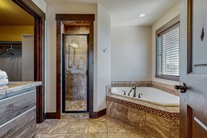 Articles de toilette (gratuits), séchoir à cheveux, serviettes fournies