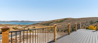 Spacious, family friendly home w/ lake & mountain views - close to town & skiing