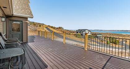 Spacious, family friendly home w/ lake & mountain views - close to town & skiing