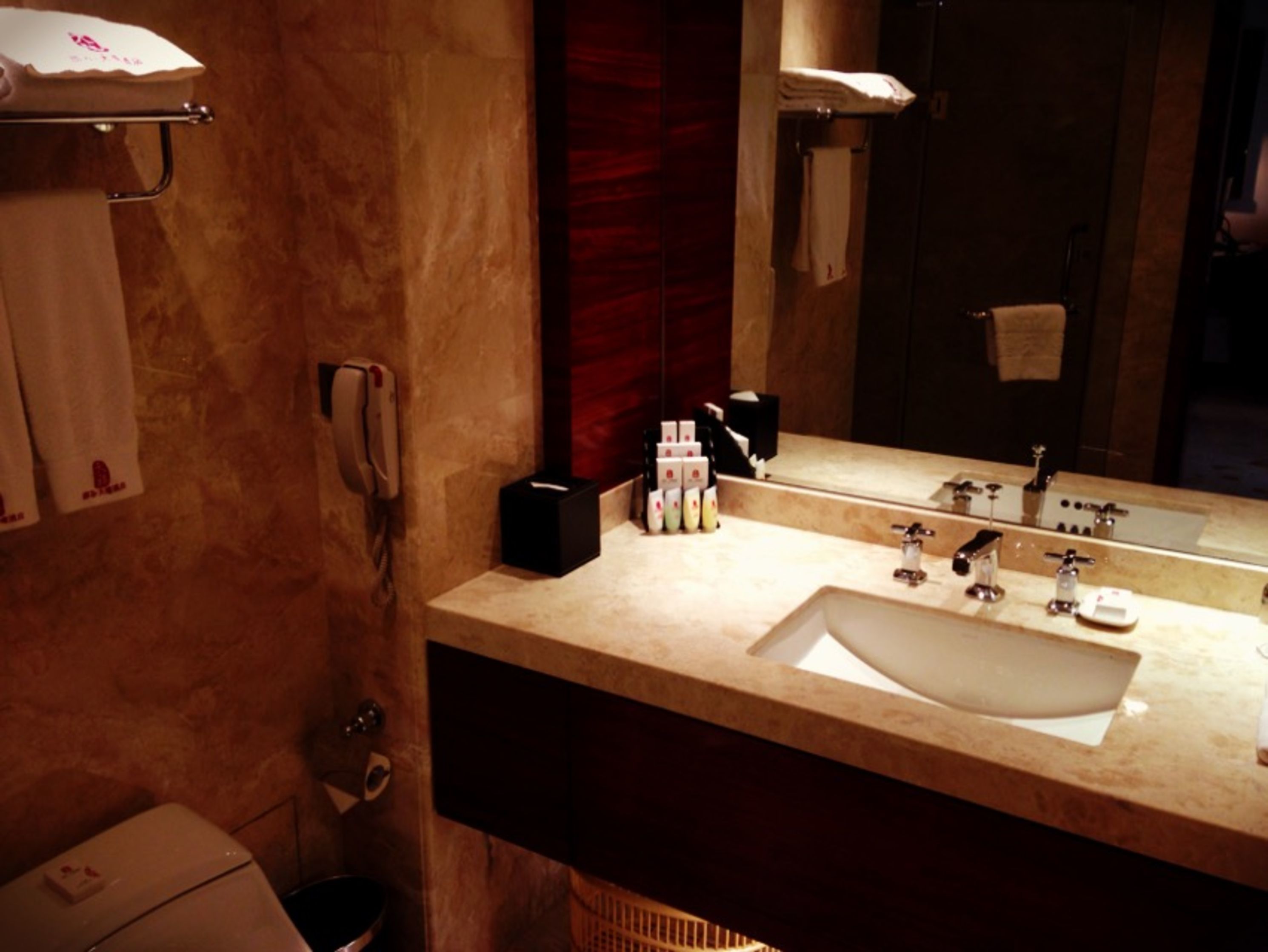 Business Suite, Non Smoking | Bathroom | Shower, free toiletries, hair dryer, slippers