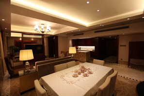 Executive Suite, Non Smoking | In-room safe, desk, blackout drapes, iron/ironing board - LICAI TIANXI HOTEL (Xianyang)