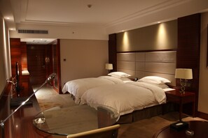 Executive Twin kamer, niet-roken | Een kluis op de kamer, een bureau, verduisterende gordijnen